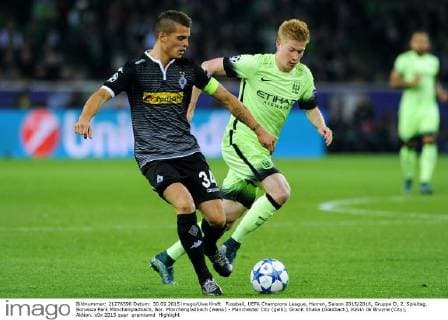 Fussball, UEFA Champions League, Herren, Saison 2015 2016, Gruppe D, 2. Spieltag, Borussia Park Mönchengladbach, Bor. Mönchengladbach (weiss) - Manchester City (gelb); Granit Xhaka (Gladbach), Kevin de Bruyne (City), Aktion.