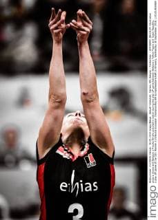 Aktuell Volleyball, Damen, EM, Belgien - Tschechien - ANTWERP, BELGIUM: Illustration picture shows and Belgium s Frauke Dirickx pictured in action during the play off game between Belgium s Yellow Tigers and Czech Republic, a play off game of the CEV Women s Volleybal European Championship EM Europameisterschaft in Antwerp, Wednesday 30 September 2015. LUCxCLAESSEN  x04711386x