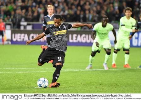 Fußball Champions League Gruppenphase 2. Spieltag Borussia Mönchengladbach - Manchester City am 30.09.2015 im Borussia-Park in Mönchengladbach Raffael ( Mönchengladbach ) verschießt einen Elfmeter xRx