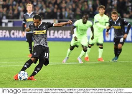 Fußball Champions League Gruppenphase 2. Spieltag Borussia Mönchengladbach - Manchester City am 30.09.2015 im Borussia-Park in Mönchengladbach Raffael ( Mönchengladbach ) verschießt einen Elfmeter xRx