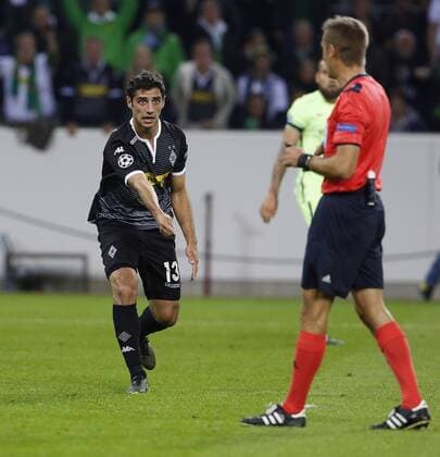 Lars Stindl (Bor. Mönchengladbach) (L) wants penalty and gets penalty during the Championsleague between Borussia Moenchengladbach and Manchester City, Borussiapark in Moenchengladbach on September 30., 2015. Borussia Mönchengladbach vs. Manchester City in der Champions League der Saison 2015 2016 am 30. September 2015.
