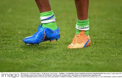 FUSSBALL CHAMPIONS LEAGUE SAISON 2015 2016 GRUPPENPHASE Manchester United ManU FC - VfL Wolfsburg 30.09.2015 Dante (VfL Wolfsburg) mag es an den Fuessen bunt und traegt verschiedenfarbige Fussballschuhe 