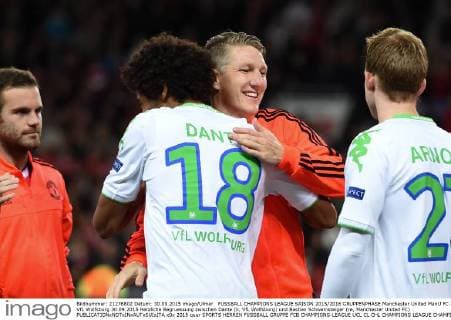 FUSSBALL CHAMPIONS LEAGUE SAISON 2015 2016 GRUPPENPHASE Manchester United ManU FC - VfL Wolfsburg 30.09.2015 Herzliche Begruessung zwischen Dante (li, VfL Wolfsburg) und Bastian Schweinsteiger (re, Manchester United FC) 