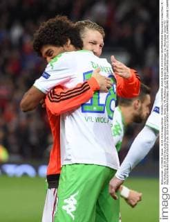 FUSSBALL CHAMPIONS LEAGUE SAISON 2015 2016 GRUPPENPHASE Manchester United ManU FC - VfL Wolfsburg 30.09.2015 Herzliche Begruessung zwischen Dante (li, VfL Wolfsburg) und Bastian Schweinsteiger (re, Manchester United FC) 