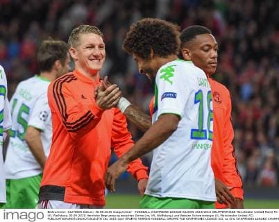 FUSSBALL CHAMPIONS LEAGUE SAISON 2015 2016 GRUPPENPHASE Manchester United ManU FC - VfL Wolfsburg 30.09.2015 Herzliche Begruessung zwischen Dante (re, VfL Wolfsburg) und Bastian Schweinsteiger (li, Manchester United FC) 