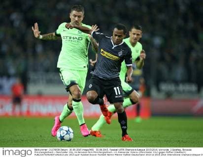 30.09.2015, Fussball UEFA Champions League 2015 2016, Vorrunde, 2.Spieltag, Borussia Mönchengladbach - Manchester City, im Borussia-Park Mönchengladbach. v.l. Aleksandar Kolarov (Manchester City) gegen Raffael (Gladbach) 