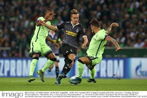 30.09.2015, Fussball UEFA Champions League 2015 2016, Vorrunde, 2.Spieltag, Borussia Mönchengladbach - Manchester City, im Borussia-Park Mönchengladbach. v.l. Fernandinho (Manchester City) gegen Patrick Herrmann (Gladbach) und Nicolas Otamendi (Manchester City) 