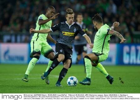 Mittwoch 30.09.2015, UEFA Champions League, Saison 2015 2016, 2. Spieltag in Moenchengladbach, Borussia Moenchengladbach - Manchester City FC, Fernandinho (Manchester City) gegen Patrick Herrmann (Gladbach) , Nicolas Otamendi (Manchester City) DeFodi001