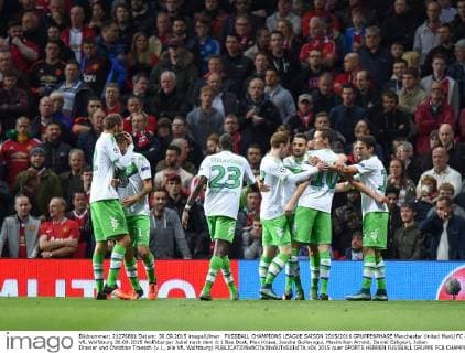 FUSSBALL CHAMPIONS LEAGUE SAISON 2015 2016 GRUPPENPHASE Manchester United ManU FC - VfL Wolfsburg 30.09.2015 Wolfsburger Jubel nach dem 0:1 Bas Dost, Max Kruse, Josuha Guilavogui, Maximilian Arnold, Daniel Caligiuri, Julian Draxler und Christian Traesch (v.l., alle VfL Wolfsburg) 