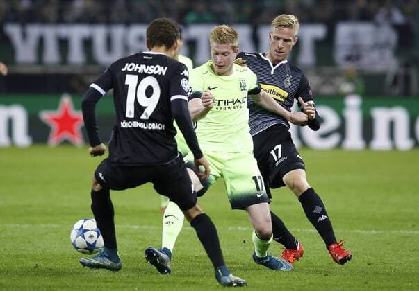 Kevin de Bruyne (Manchester City) (M) against Fabian Johnson (Bor. Mönchengladbach) (19) and Oscar Wendt (Bor. Mönchengladbach) during the Championsleague between Borussia Moenchengladbach and Manchester City, Borussiapark in Moenchengladbach on September 30., 2015. Borussia Mönchengladbach vs. Manchester City in der Champions League der Saison 2015 2016 am 30. September 2015.