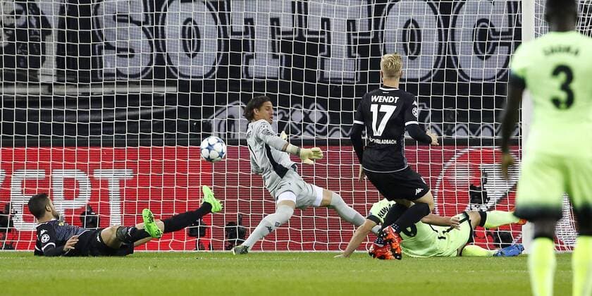 Goalkeeper Yann Sommer (Bor. Mönchengladbach) (M) against Sergio Agüero (Manchester City) (R) during the Championsleague between Borussia Moenchengladbach and Manchester City, Borussiapark in Moenchengladbach on September 30., 2015. Borussia Mönchengladbach vs. Manchester City in der Champions League der Saison 2015 2016 am 30. September 2015.