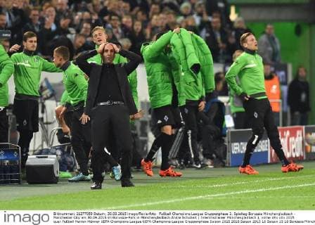 Fußball Champions League Gruppenphase 2. Spieltag Borussia Mönchengladbach - Manchester City am 30.09.2015 im Borussia-Park in Mönchengladbach Andre Schubert ( Interimstrainer Mönchengladbach ), vorne xRx