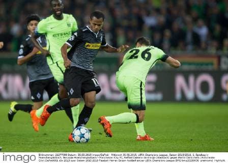 Mittwoch 30.09.2015, UEFA Champions League, Saison 2015 2016, 2. Spieltag in Moenchengladbach, Borussia Moenchengladbach - Manchester City FC, Raffael Caetano de Araujo (Gladbach) gegen Martin Demichelis (Manchester City) DeFodi001