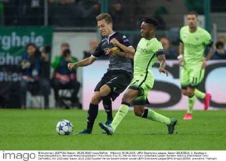 Mittwoch 30.09.2015, UEFA Champions League, Saison 2015 2016, 2. Spieltag in Moenchengladbach, Borussia Moenchengladbach - Manchester City FC, Patrick Herrmann (Gladbach) gegen Raheem Sterling (Manchester City) DeFodi001