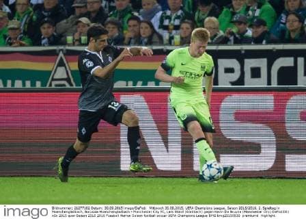Mittwoch 30.09.2015, UEFA Champions League, Saison 2015 2016, 2. Spieltag in Moenchengladbach, Borussia Moenchengladbach - Manchester City FC, Lars Stindl (Gladbach) gegen Kevin De Bruyne (Manchester City) DeFodi001