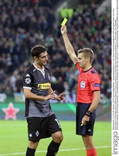 Moenchengladbach v.l. Lars Stindl (Moenchengladbach) sieht die gelbe Karte nach einer Schwalbe von Schiedsrichter Referee Clement Turpin (Frankreich, France) Borussia Moenchengladbach vs. Manchester City, Fussball, Champions League, 30.09.2015 Copyright: Hommes Eibner-Pressefoto EP_MHS