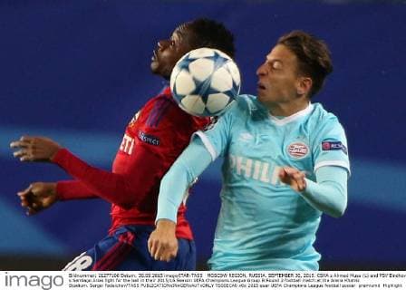 MOSCOW REGION, RUSSIA. SEPTEMBER 30, 2015. CSKA s Ahmed Musa (L) and PSV Eindhoven s Santiago Arias fight for the ball in their 2015 16 Season UEFA Champions League Group B Round 2 football match at the Arena Khimki Stadium. Sergei Fadeichev TASS  TS00ECA0