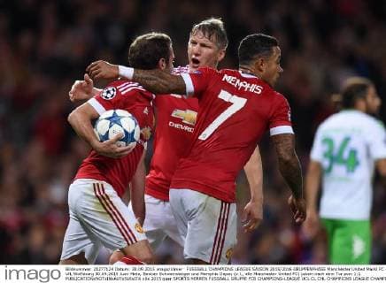 FUSSBALL CHAMPIONS LEAGUE SAISON 2015 2016 GRUPPENPHASE Manchester United ManU FC - VfL Wolfsburg 30.09.2015 Juan Mata, Bastian Schweinsteiger und Memphis Depay (v.l., alle Manchester United FC) jubeln nach dem Tor zum 1:1 