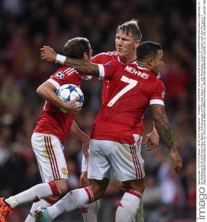 FUSSBALL CHAMPIONS LEAGUE SAISON 2015 2016 GRUPPENPHASE Manchester United ManU FC - VfL Wolfsburg 30.09.2015 Juan Mata, Bastian Schweinsteiger und Memphis Depay (v.l., alle Manchester United FC) jubeln nach dem Tor zum 1:1 