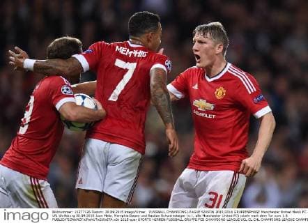 FUSSBALL CHAMPIONS LEAGUE SAISON 2015 2016 GRUPPENPHASE Manchester United ManU FC - VfL Wolfsburg 30.09.2015 Juan Mata, Memphis Depay und Bastian Schweinsteiger (v.l., alle Manchester United FC) jubeln nach dem Tor zum 1:1 