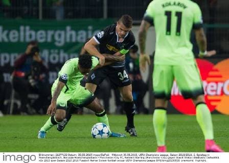Mittwoch 30.09.2015, UEFA Champions League, Saison 2015 2016, 2. Spieltag in Moenchengladbach, Borussia Moenchengladbach - Manchester City FC, Raheem Sterling (Manchester City) gegen Granit Xhaka (Gladbach) DeFodi001