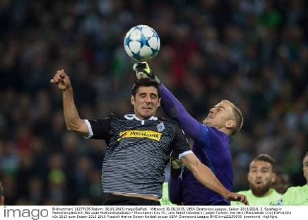Mittwoch 30.09.2015, UEFA Champions League, Saison 2015 2016, 2. Spieltag in Moenchengladbach, Borussia Moenchengladbach - Manchester City FC, Lars Stindl (Gladbach) gegen Torwart Joe Hart (Manchester City) DeFodi001