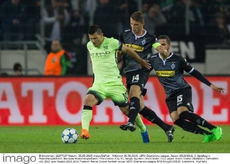 Mittwoch 30.09.2015, UEFA Champions League, Saison 2015 2016, 2. Spieltag in Moenchengladbach, Borussia Moenchengladbach - Manchester City FC, Sergio Agueero (Manchester City) gegen Granit Xhaka (Gladbach) DeFodi001