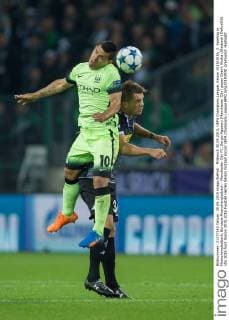 Mittwoch 30.09.2015, UEFA Champions League, Saison 2015 2016, 2. Spieltag in Moenchengladbach, Borussia Moenchengladbach - Manchester City FC, Sergio Agueero (Manchester City) gegen Granit Xhaka (Gladbach) DeFodi001