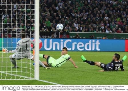 Moenchengladbach Torwart Yann Sommer (Borussia Moenchengladbach 1) mit einer Parade gegen Sergio Agueero (Manchester City 10) Borussia Moenchengladbach vs Manchester City, Fussball, UEFA Champions League, 30.09.2015, Copyright: Schueler Eibner-Pressefoto EP_JSE