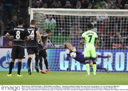 Moenchengladbach Raffael (Borussia Moenchengladbach 11) verschiesst den Elfmeter gegen Torwart Joe Hart (Manchester City 1) Borussia Moenchengladbach vs Manchester City, Fussball, UEFA Champions League, 30.09.2015, Copyright: Schueler Eibner-Pressefoto EP_JSE