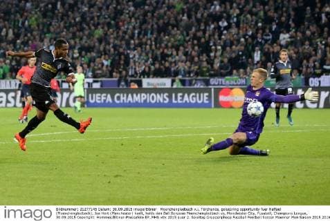 Moenchengladbach v.l. Torchance, golscoring opportunity fuer Raffael (Moenchengladbach), Joe Hart (Manchester) haelt, holds den Ball Borussia Moenchengladbach vs. Manchester City, Fussball, Champions League, 30.09.2015 Copyright: Hommes Eibner-Pressefoto EP_MHS