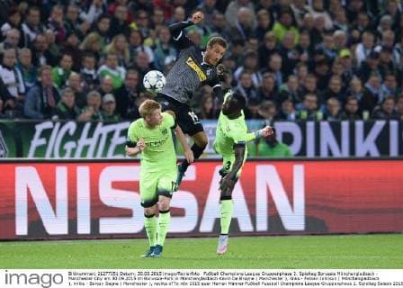 Fußball Champions League Gruppenphase 2. Spieltag Borussia Mönchengladbach - Manchester City am 30.09.2015 im Borussia-Park in Mönchengladbach Kevin De Bruyne ( Manchester ), links - Fabian Johnson ( Mönchengladbach ), mitte - Barcay Sagna ( Manchester ), rechts xTTx