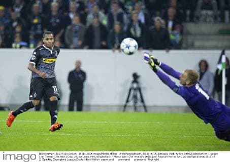 Mönchengladbach, 30.09.2015, Borussia Park Raffael (BMG) scheitert im 1 gegen 1 an Torwart Joe Hart (City) VfL Borussia Mönchengladbach - Manchester City mm