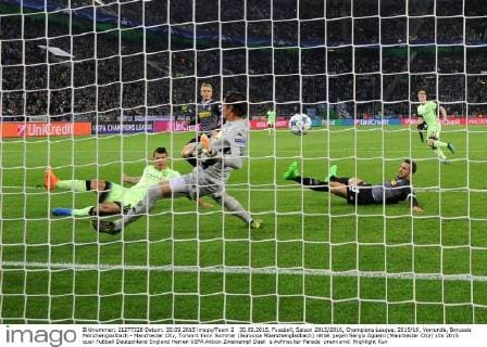30.09.2015, Fussball, Saison 2015 2016, Champions League, 2015 16, Vorrunde, Borussia Mönchengladbach - Manchester City, Torwart Yann Sommer (Borussia Moenchengladbach) rettet gegen Sergio Agüero (Manchester City)