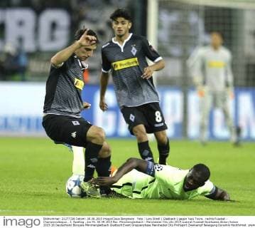Foto : Lars Stindl ( Gladbach ) gegen Yaya Toure . rechts Fussball - Championsleague , 2. Spieltag , am Mi. 30.09.2015 Bor. Mönchengladbach - Manchester City
