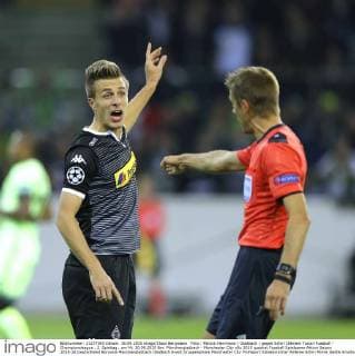 Foto : Patrick Herrmann ( Gladbach ) gegen Schiri Clément Turpin Fussball - Championsleague , 2. Spieltag , am Mi. 30.09.2015 Bor. Mönchengladbach - Manchester City