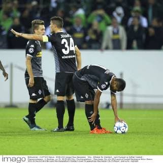 Foto : Elfmeter für Gladbach , nach Foulspiel an Raffael Fussball - Championsleague , 2. Spieltag , am Mi. 30.09.2015 Bor. Mönchengladbach - Manchester City