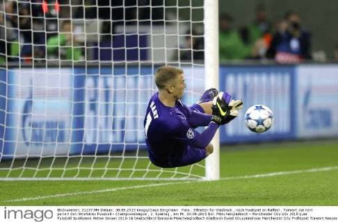 Foto : Elfmeter für Gladbach , nach Foulspiel an Raffael , Torwart Joe hart pariert den Strafstoss Fussball - Championsleague , 2. Spieltag , am Mi. 30.09.2015 Bor. Mönchengladbach - Manchester City