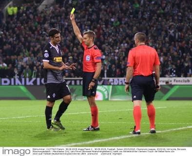 30.09.2015, Fussball, Saison 2015 2016, Champions League, 2015 16, Vorrunde, Borussia Mönchengladbach - Manchester City, Lars Stindl (Borussia Moenchengladbach), sieht von Schiedsrichter Clement Turpin die Gelbe Karte