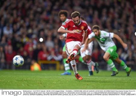 FUSSBALL CHAMPIONS LEAGUE SAISON 2015 2016 GRUPPENPHASE Manchester United ManU FC - VfL Wolfsburg 30.09.2015 Juan Mata (Manchester United FC) verwandelt seinen Elfmeter zum 1:1 