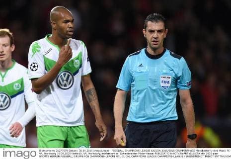 FUSSBALL CHAMPIONS LEAGUE SAISON 2015 2016 GRUPPENPHASE Manchester United ManU FC - VfL Wolfsburg 30.09.2015 Naldo (li, VfL Wolfsburg) reklamiert bei Schiedsrichter Viktor Kassai 
