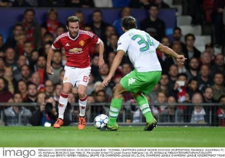 FUSSBALL CHAMPIONS LEAGUE SAISON 2015 2016 GRUPPENPHASE Manchester United ManU FC - VfL Wolfsburg 30.09.2015 Juan Mata (li, Manchester United FC) gegen Ricardo Rodriguez (re, VfL Wolfsburg) 