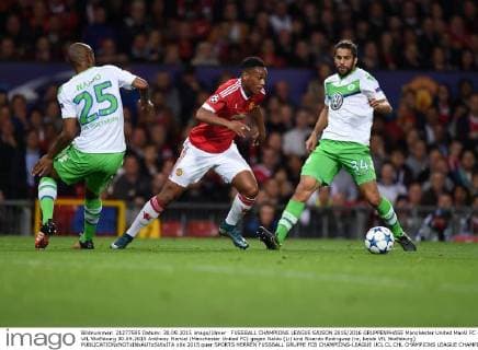 FUSSBALL CHAMPIONS LEAGUE SAISON 2015 2016 GRUPPENPHASE Manchester United ManU FC - VfL Wolfsburg 30.09.2015 Anthony Martial (Manchester United FC) gegen Naldo (Li) und Ricardo Rodriguez (re, beide VfL Wolfsburg) 