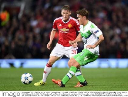 FUSSBALL CHAMPIONS LEAGUE SAISON 2015 2016 GRUPPENPHASE Manchester United ManU FC - VfL Wolfsburg 30.09.2015 Max Kruse (re, VfL Wolfsburg) vor Bastian Schweinsteiger (li, Manchester United FC) 