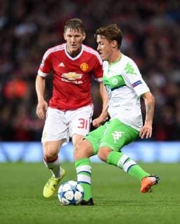 FUSSBALL CHAMPIONS LEAGUE SAISON 2015 2016 GRUPPENPHASE Manchester United ManU FC - VfL Wolfsburg 30.09.2015 Max Kruse (re, VfL Wolfsburg) vor Bastian Schweinsteiger (li, Manchester United FC) 