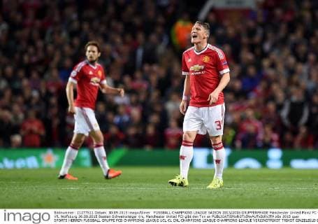 FUSSBALL CHAMPIONS LEAGUE SAISON 2015 2016 GRUPPENPHASE Manchester United ManU FC - VfL Wolfsburg 30.09.2015 Bastian Schweinsteiger (re, Manchester United FC) gibt den Ton an 