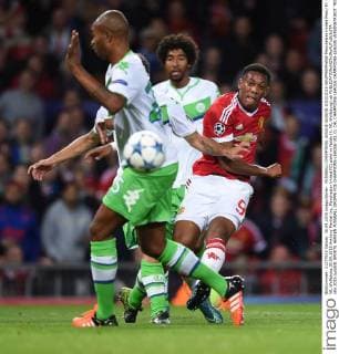 FUSSBALL CHAMPIONS LEAGUE SAISON 2015 2016 GRUPPENPHASE Manchester United ManU FC - VfL Wolfsburg 30.09.2015 Anthony Martial (re, Manchester United FC) zieht vo Naldo (li, VfL Wolfsburg) ab 