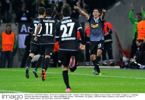 Fussball, UEFA Champions League, Herren, Saison 2015 2016, Gruppe D, 2. Spieltag, Borussia Park Mönchengladbach, Bor. Mönchengladbach (weiss) - Manchester City (gelb); Jubel Lars Stindl (Gladbach) nach seinem Tor zum 1:0. Jubel, Freude, Aktion.