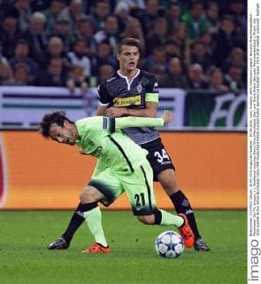 30.09.2015, xovx, Fussball, UEFA Champions League, Borussia Moenchengladbach - Manchester City FC, emspor, v.l. Zweikampf zwischen David Silva (Manchester City) und Granit Xhaka (Borussia Moenchengladbach), Aktion.