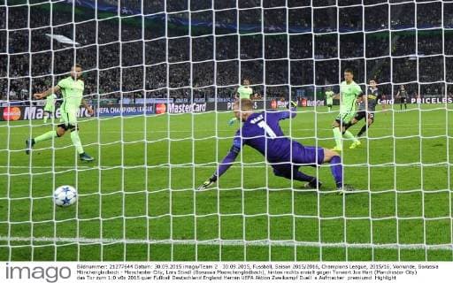 30.09.2015, Fussball, Saison 2015 2016, Champions League, 2015 16, Vorrunde, Borussia Mönchengladbach - Manchester City, Lars Stindl (Borussia Moenchengladbach), hinten rechts erzielt gegen Torwart Joe Hart (Manchester City) das Tor zum 1:0